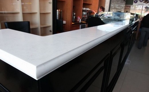 Барная стойка из кварцевого агломерата Vicostone Valley White (Вьетнам)