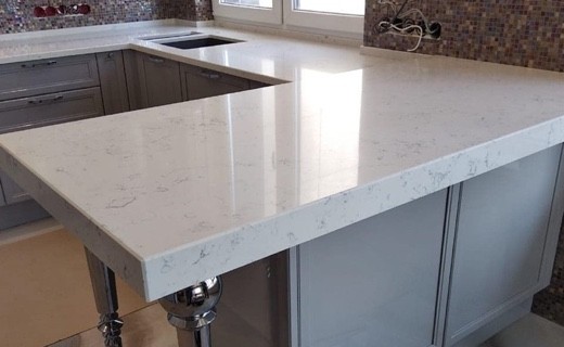 Барная стойка из кварцевого агломерата Vicostone Statuario (Вьетнам)