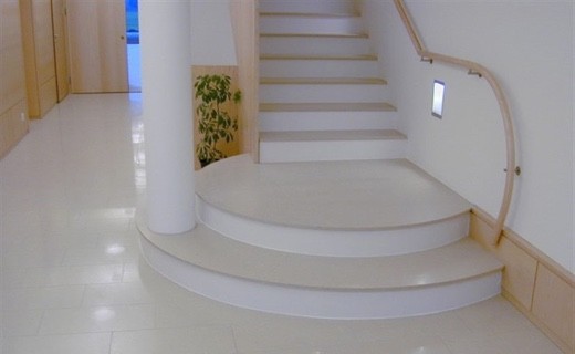 Лестница из кварцевого агломерата Silestone Haiku (Испания)