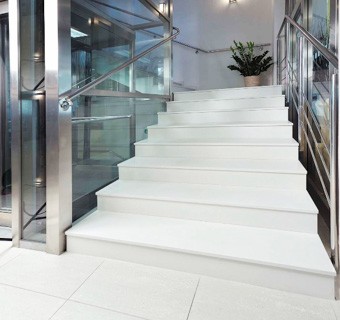 Лестница из кварцевого агломерата Technistone Crystal Absolute White (Чехия)