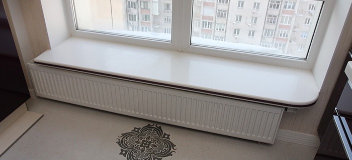 Подоконник из искусственного камня Corian Linen (США). Дополнительно: инкрустация кромки черным камнем.