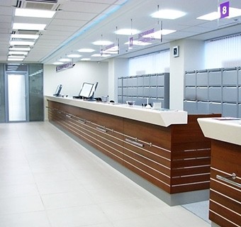 Стойка-ресепшн из искусственного камня Corian Bone.
