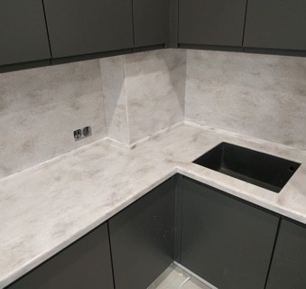 Стеновая панель для кухонной столешницы из искусственного камня Corian Witch Hazel (Dupont, США)