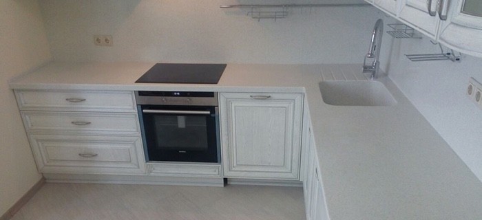 Столешница Г-образной формы для кухни из искусственного камня Hi-Macs G110 (Корея). Дополнительно: интегрированная мойка + проточки.